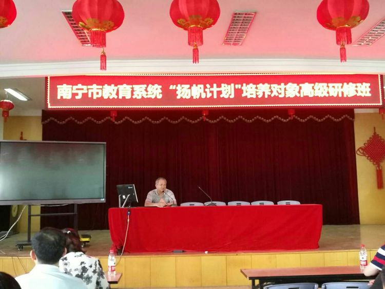 4学校考察5.jpg